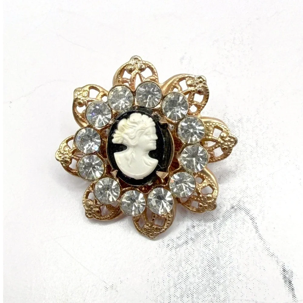 Vintage Cameo Rhinestone Brooch Small Black White‎ Cameo Gold Tone Pin
